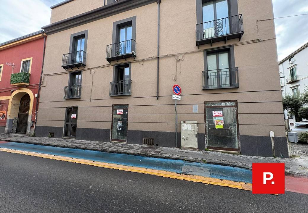 Locale commerciale in affitto a Caserta, Centro