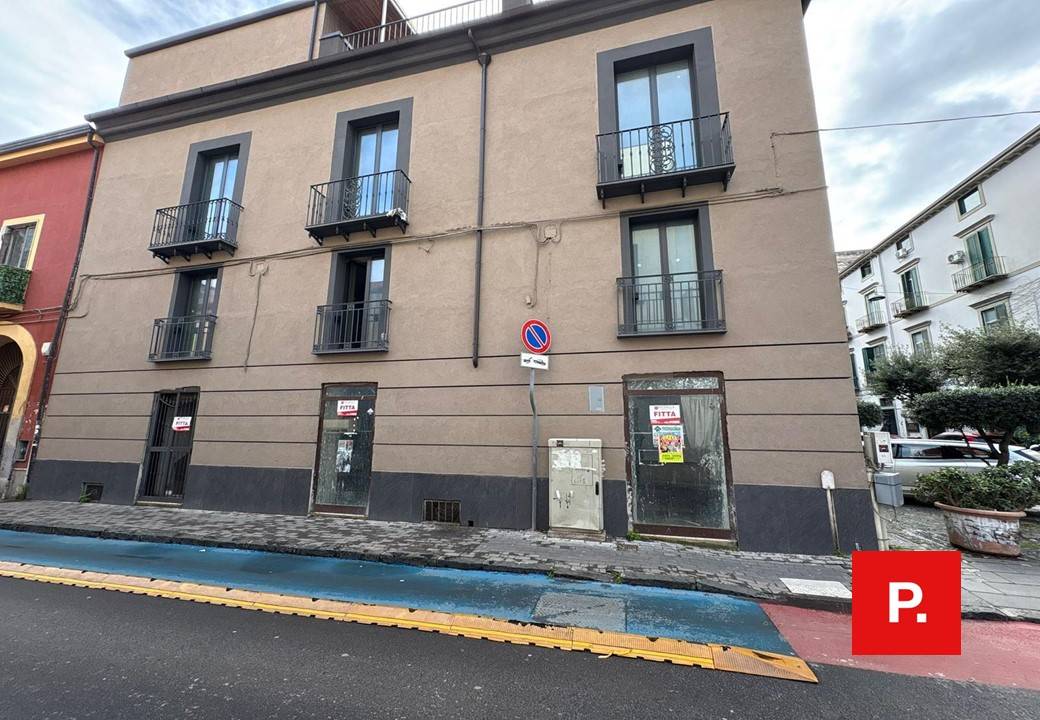 Locale commerciale in affitto a Caserta, Centro