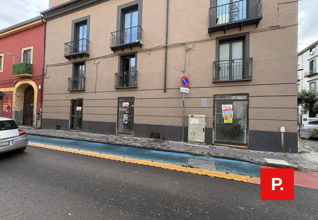 Locale commerciale in affitto a Caserta, Centro