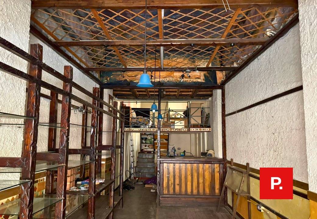 Locale commerciale in vendita a Caserta, Centro