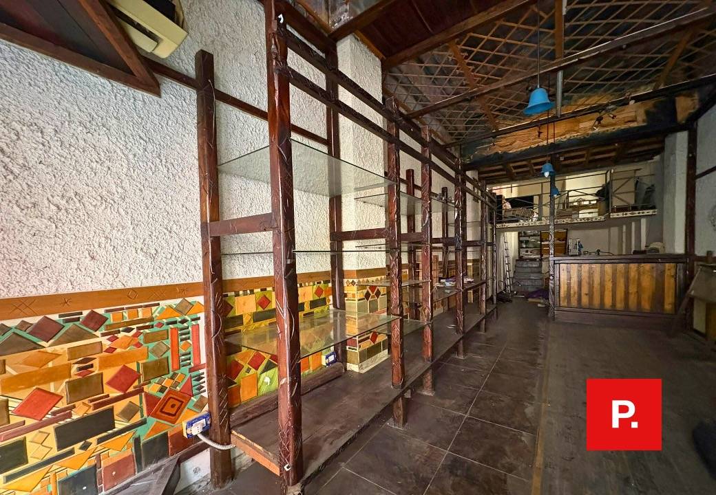 Locale commerciale in vendita a Caserta, Centro