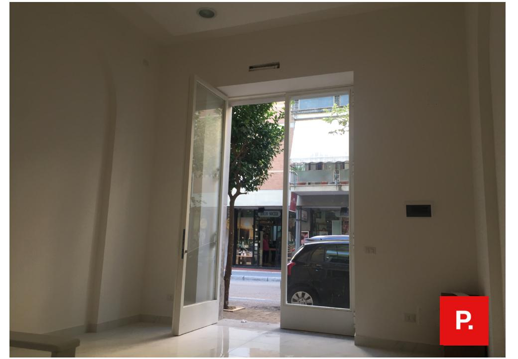 Locale commerciale in vendita a Caserta, Centro