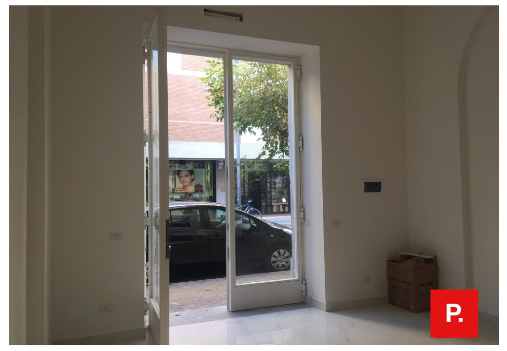 Locale commerciale in vendita a Caserta, Centro