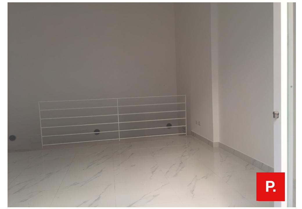 Locale commerciale in vendita a Caserta, Centro