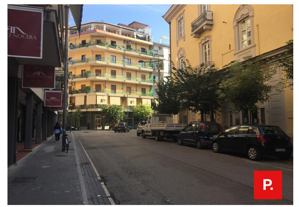 Locale commerciale in vendita a Caserta, Centro