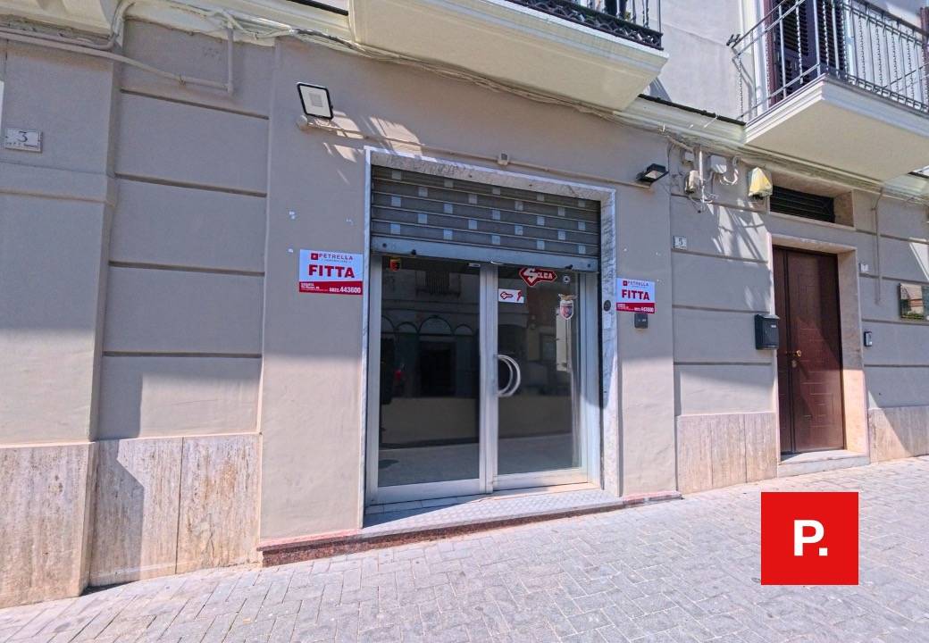 Locale commerciale in affitto a Caserta, Centro