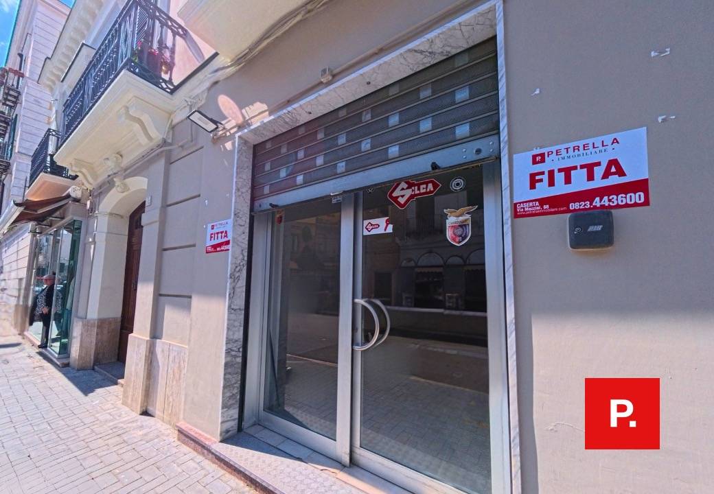 Locale commerciale in affitto a Caserta, Centro