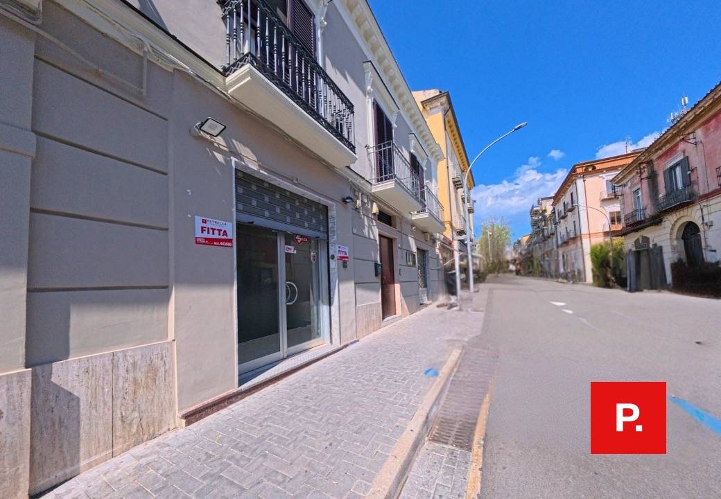 Locale commerciale in affitto a Caserta, Centro