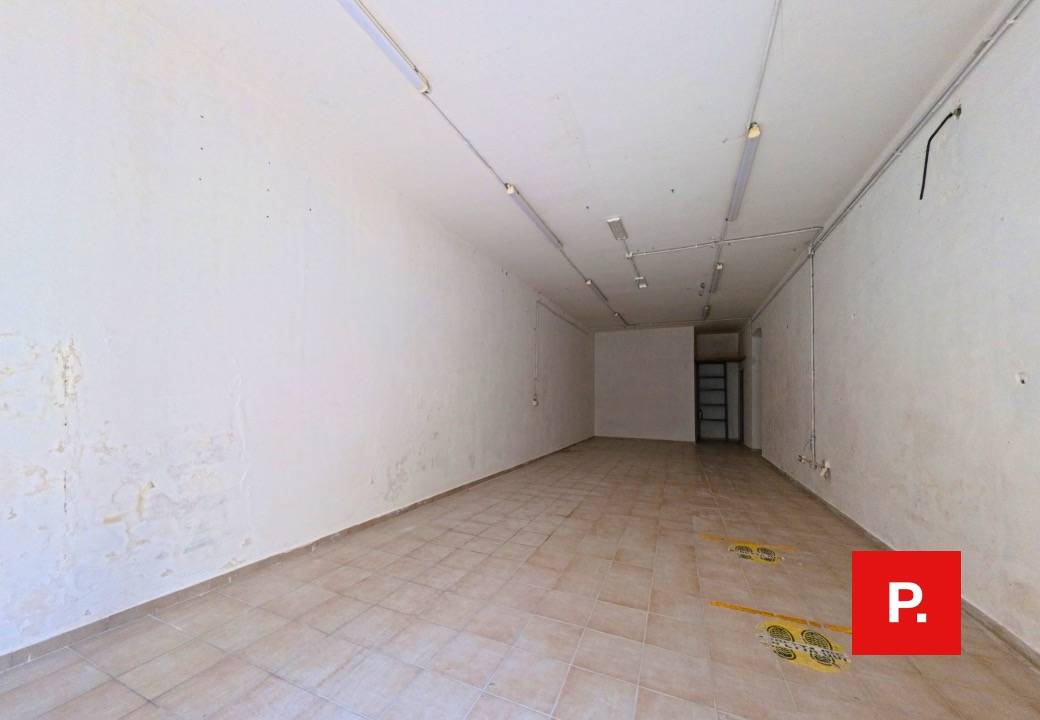 Locale commerciale in affitto a Caserta, Centro