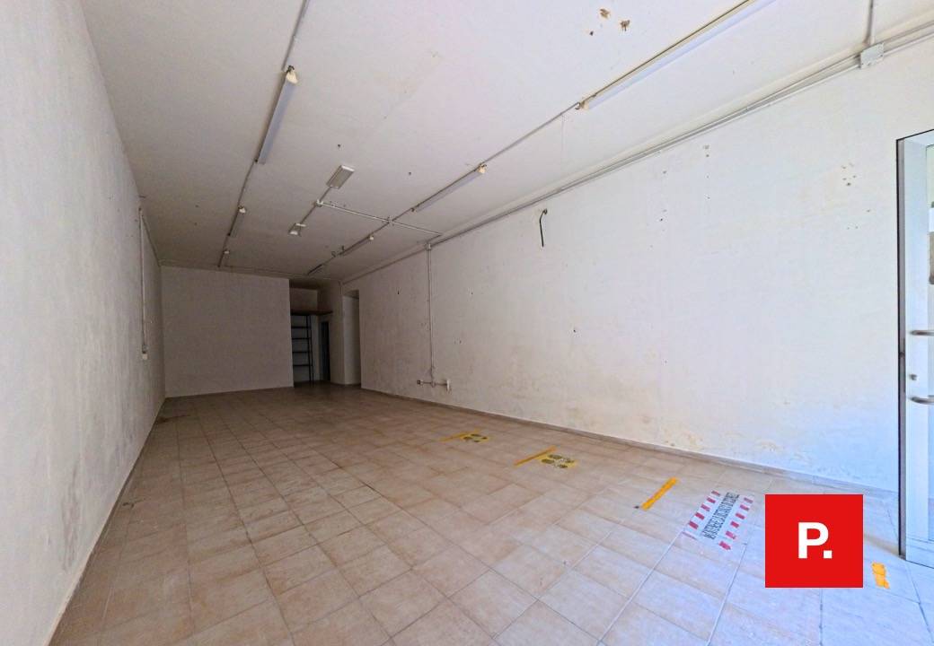 Locale commerciale in affitto a Caserta, Centro