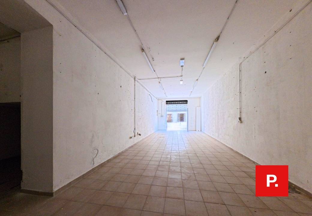 Locale commerciale in affitto a Caserta, Centro