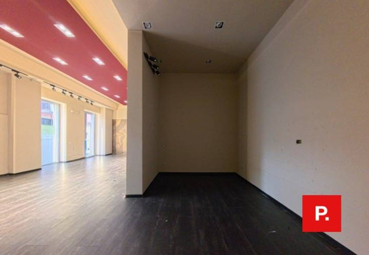 Locale commerciale in affitto a Caserta, Centro