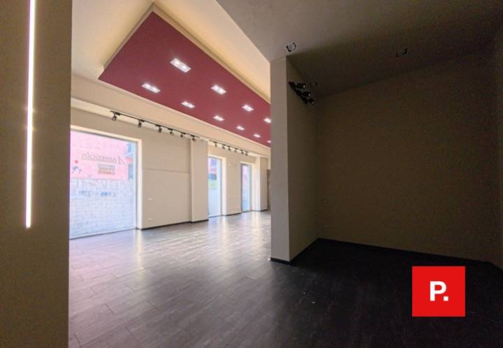 Locale commerciale in affitto a Caserta, Centro