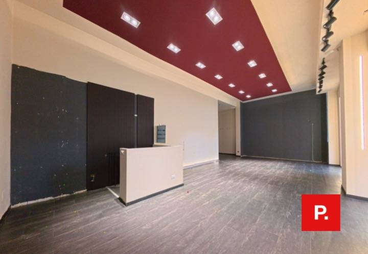 Locale commerciale in affitto a Caserta, Centro