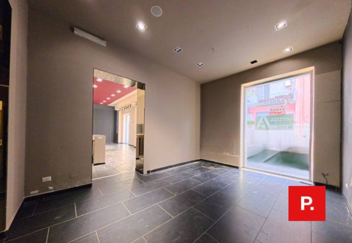 Locale commerciale in affitto a Caserta, Centro