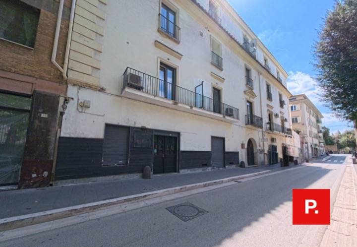 Locale commerciale in affitto a Caserta, Centro