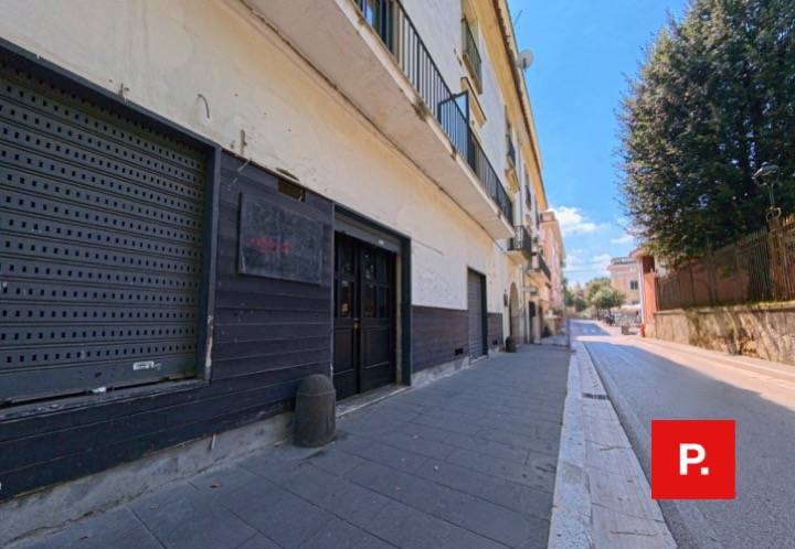 Locale commerciale in affitto a Caserta, Centro