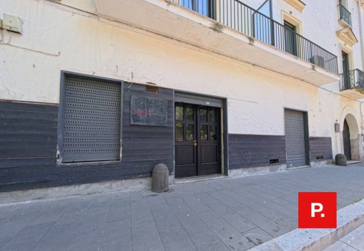 Locale commerciale in affitto a Caserta, Centro