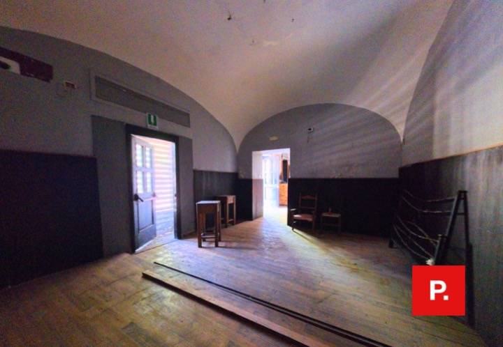 Locale commerciale in affitto a Caserta, Centro