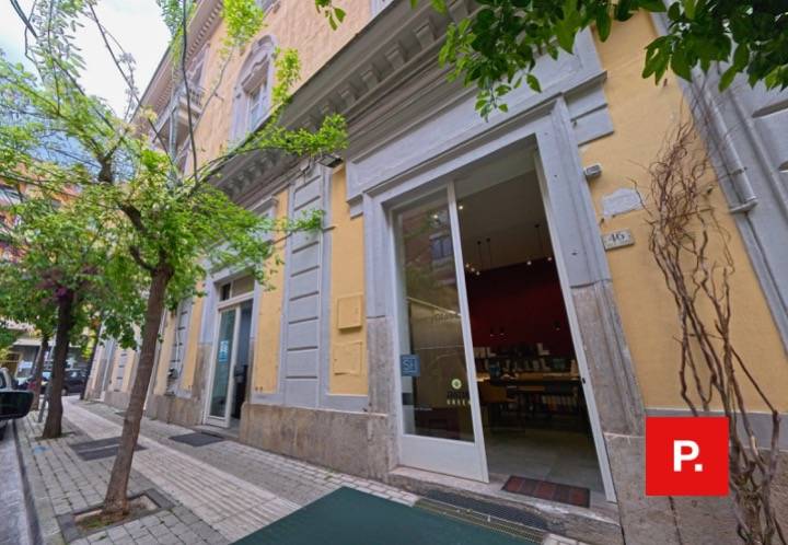 Locale commerciale in vendita a Caserta, Centro