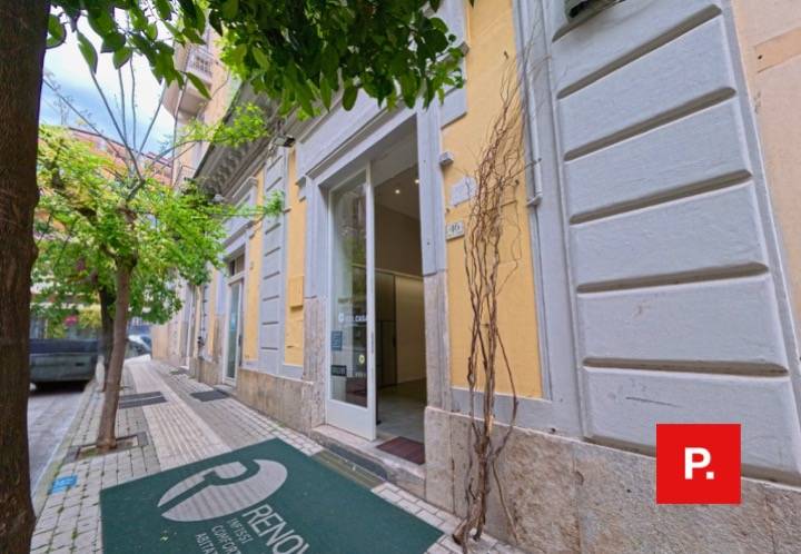 Locale commerciale in vendita a Caserta, Centro