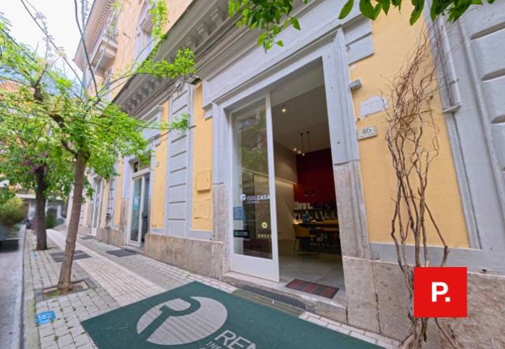 Locale commerciale in vendita a Caserta, Centro