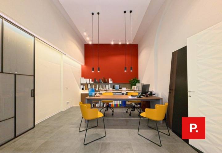 Locale commerciale in vendita a Caserta, Centro