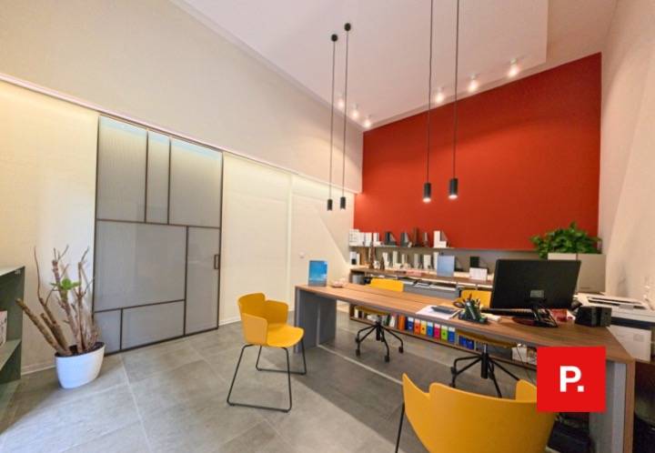 Locale commerciale in vendita a Caserta, Centro