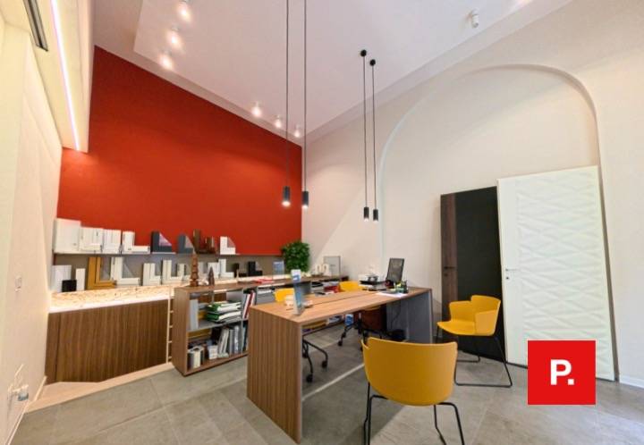 Locale commerciale in vendita a Caserta, Centro