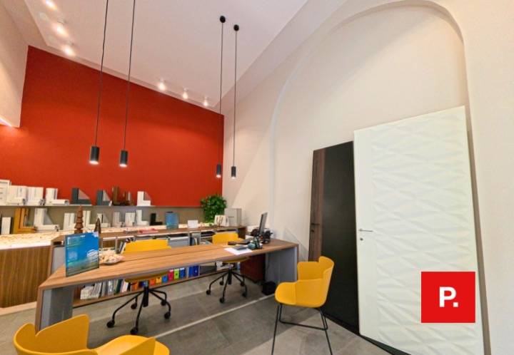 Locale commerciale in vendita a Caserta, Centro