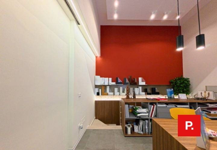 Locale commerciale in vendita a Caserta, Centro