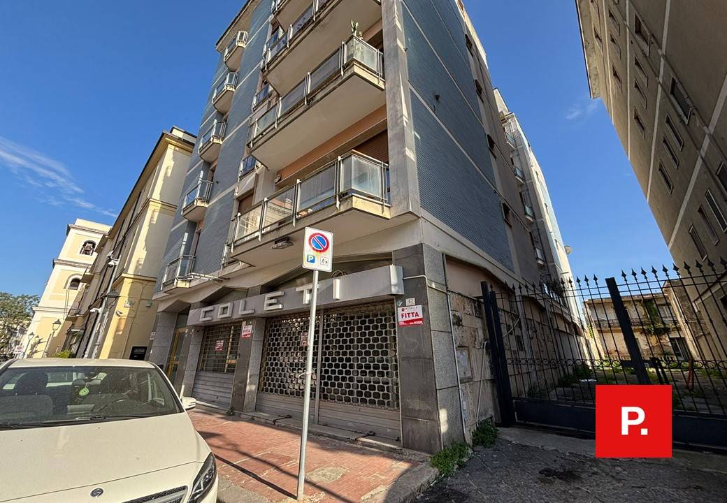 Locale commerciale in affitto a Caserta, Centro