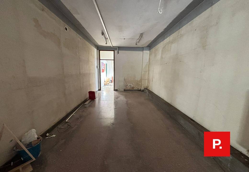 Locale commerciale in affitto a Caserta, Centro