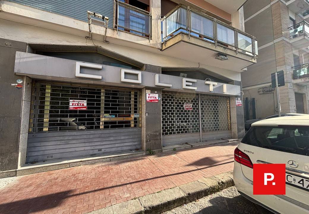 Locale commerciale in affitto a Caserta, Centro