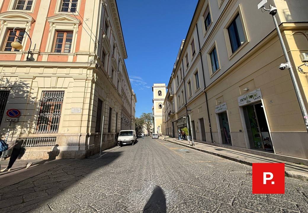 Locale commerciale in affitto a Caserta, Centro