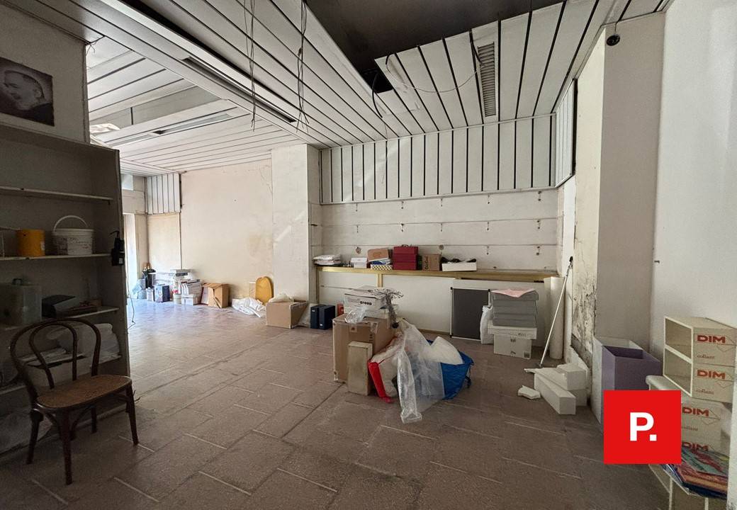 Locale commerciale in affitto a Caserta, Centro