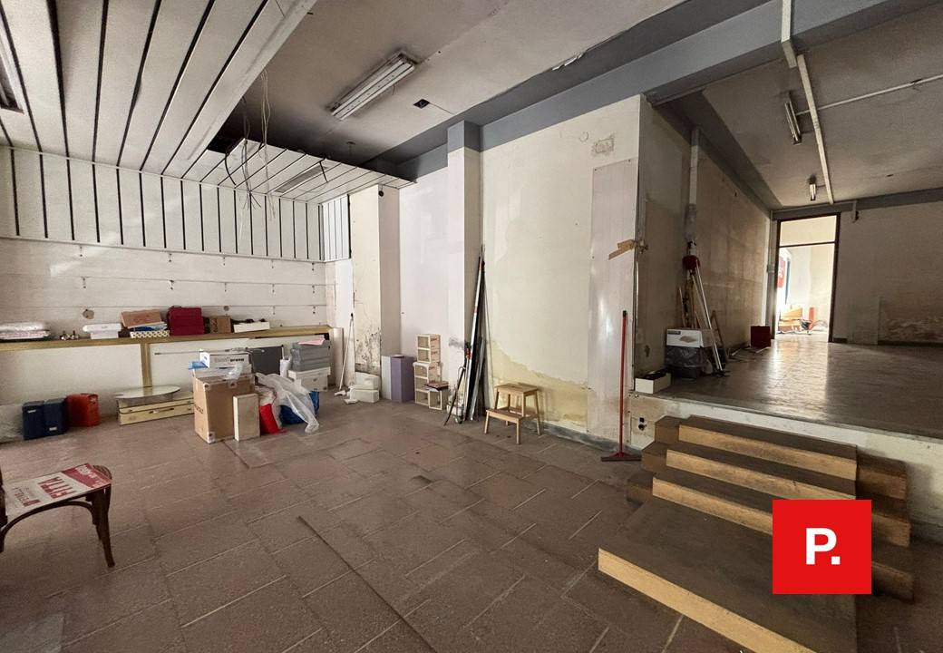 Locale commerciale in affitto a Caserta, Centro