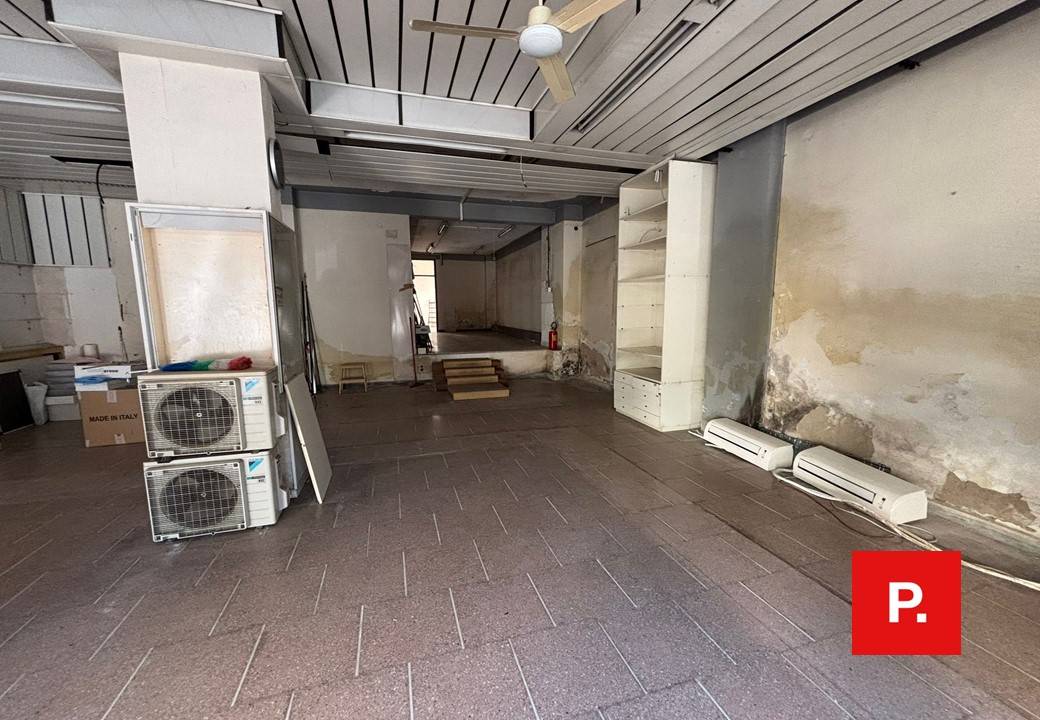 Locale commerciale in affitto a Caserta, Centro