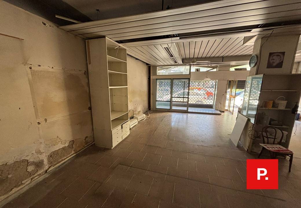 Locale commerciale in affitto a Caserta, Centro