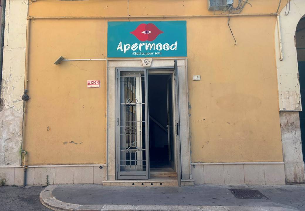 Locale commerciale in vendita a Caserta, Centro