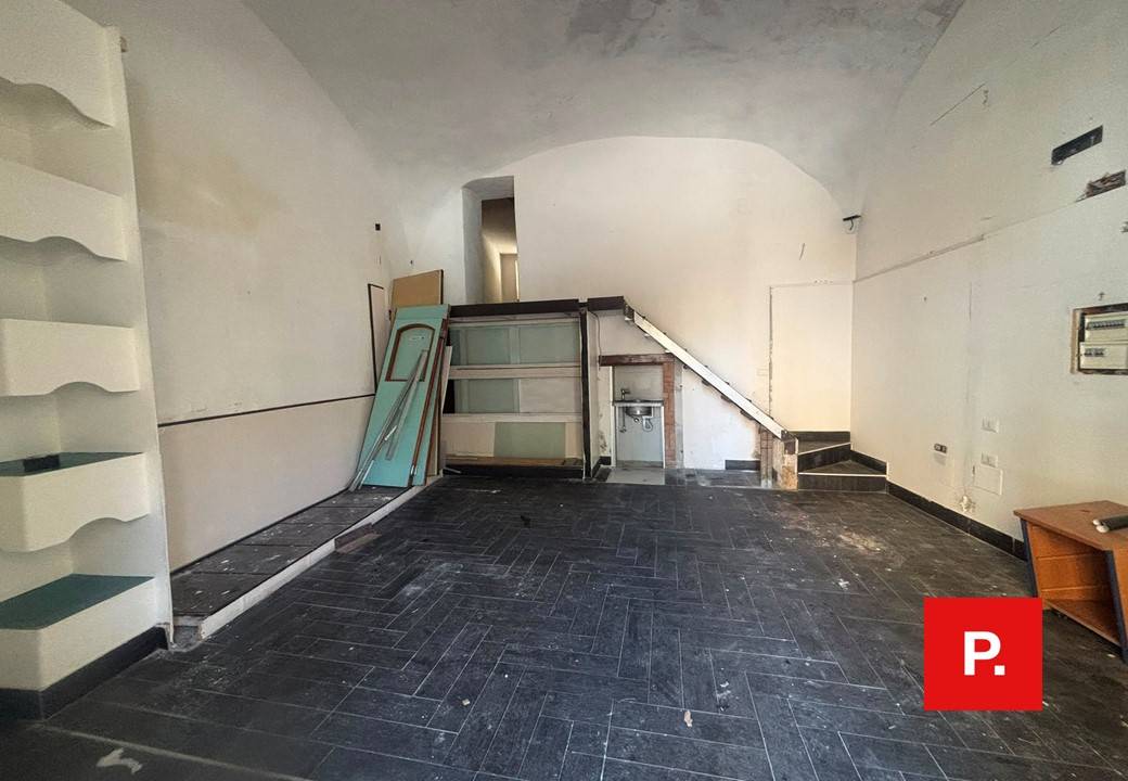 Locale commerciale in vendita a Caserta, Centro
