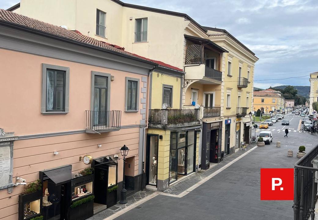 Locale commerciale in vendita a Caserta, Centro
