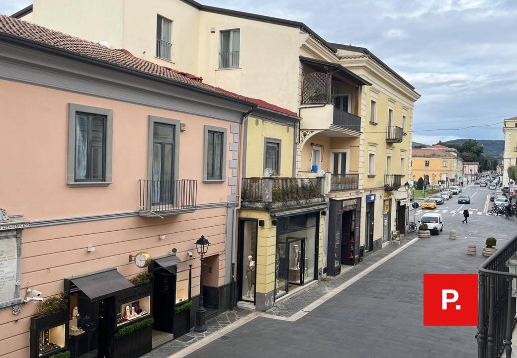 Locale commerciale in vendita a Caserta, Centro