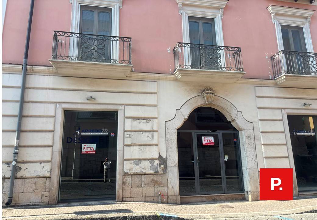 Locale commerciale in affitto a Caserta, Centro