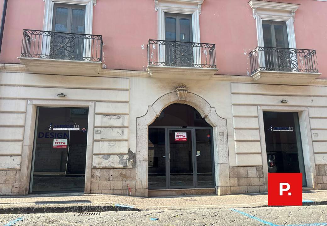 Locale commerciale in affitto a Caserta, Centro