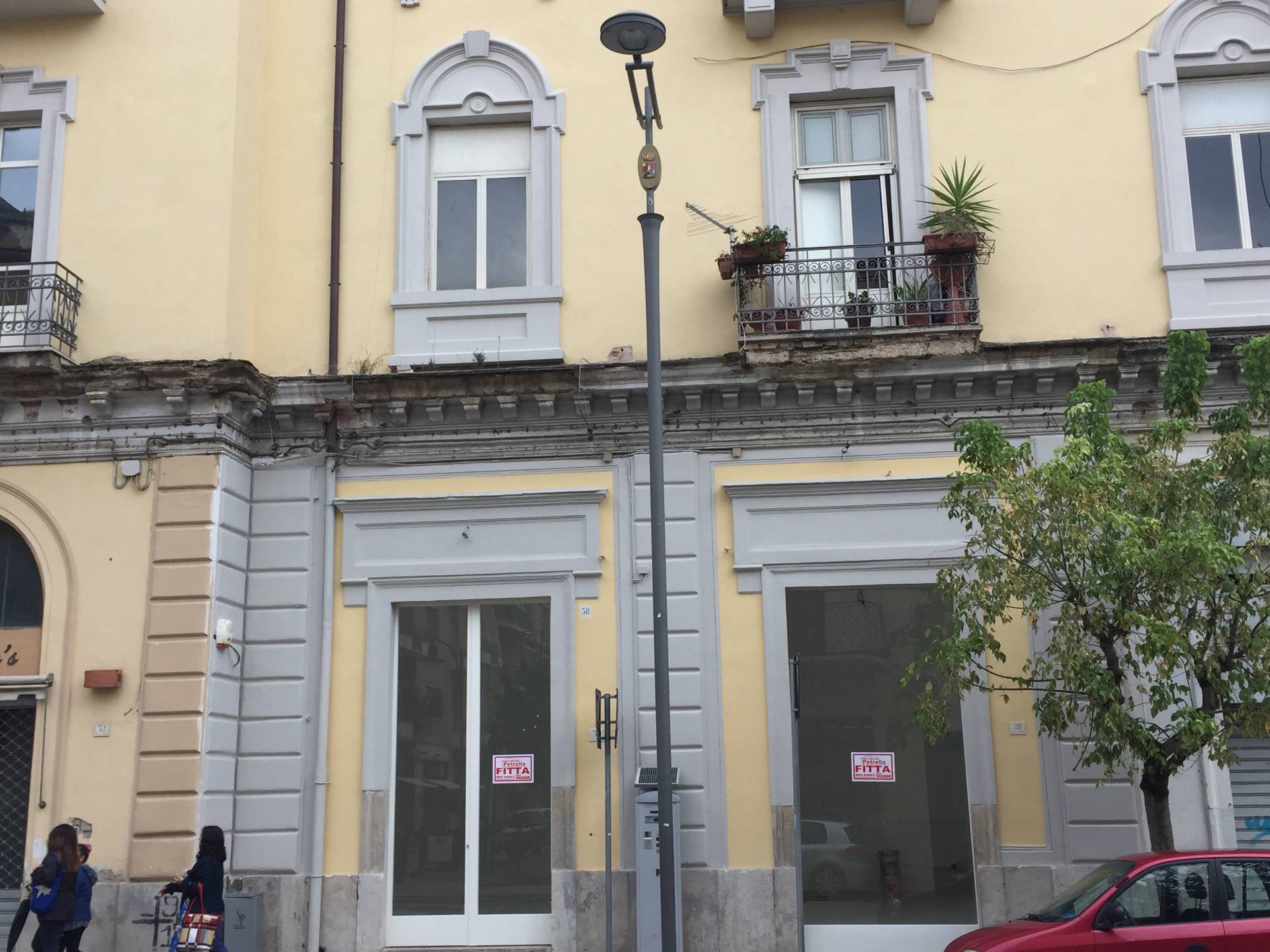Locale commerciale in affitto a Caserta, Centro