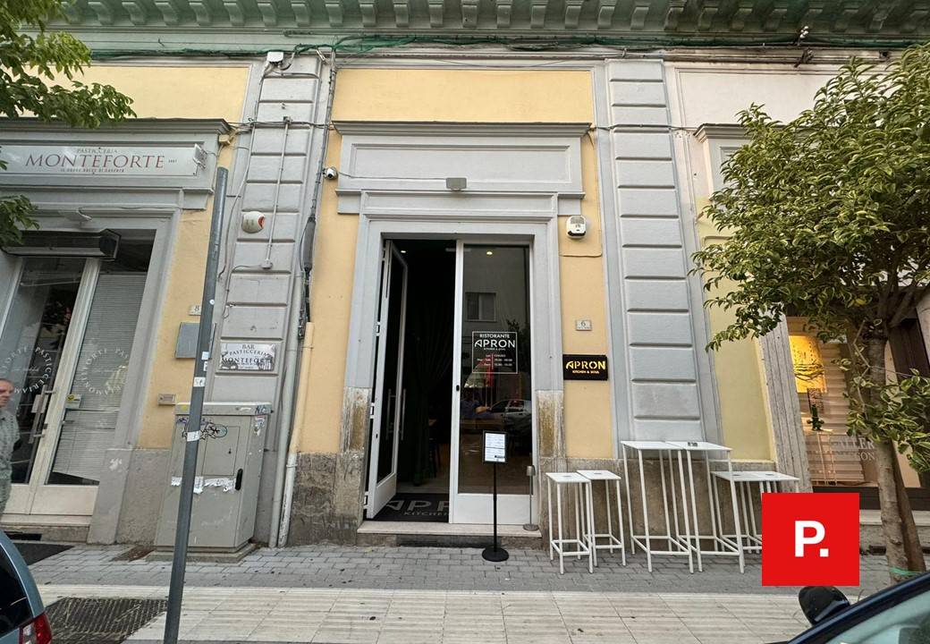 Locale commerciale in affitto a Caserta, Centro