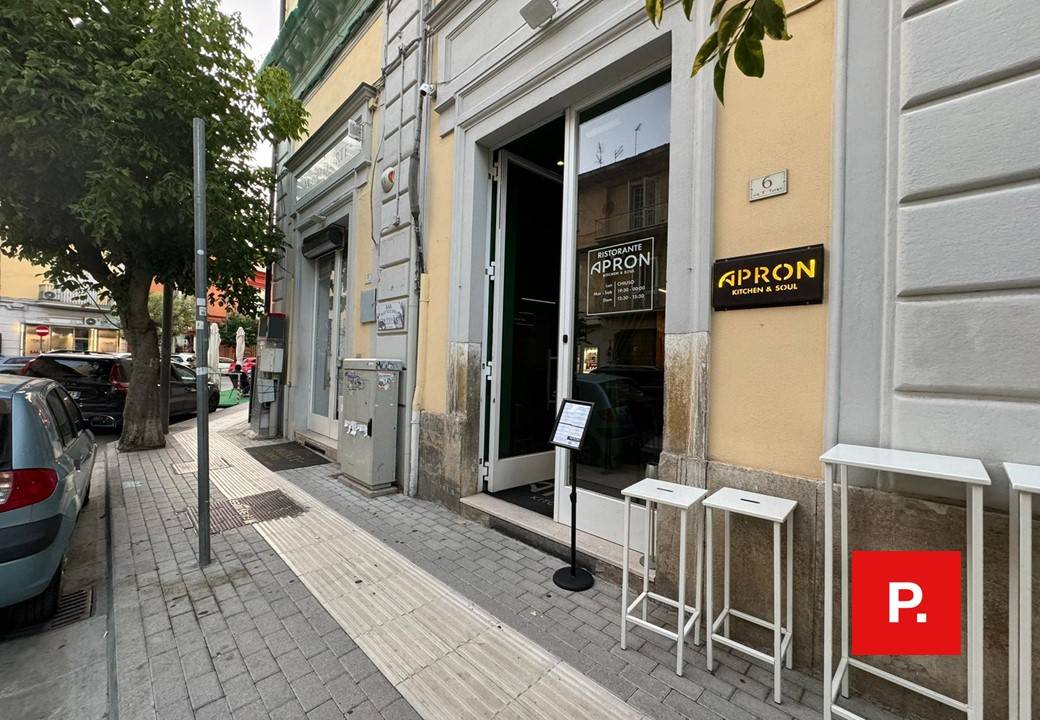 Locale commerciale in affitto a Caserta, Centro