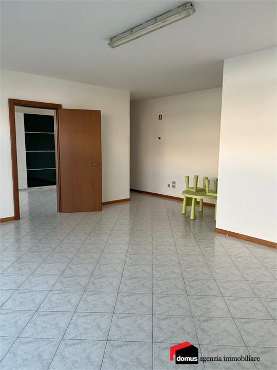 Locale commerciale in affitto, Zugliano centrale