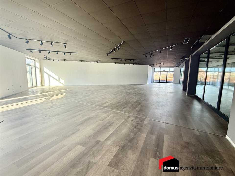 Locale commerciale in affitto a Thiene